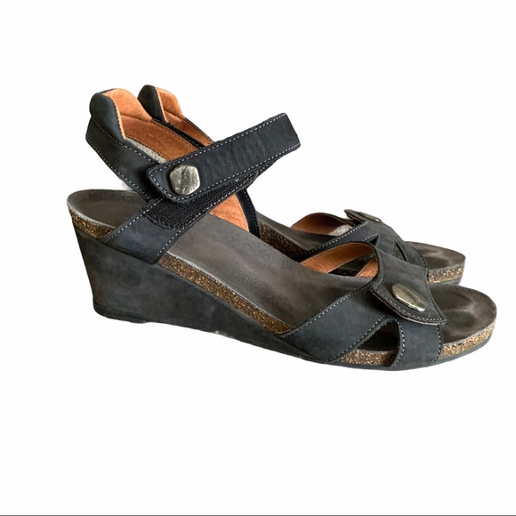 taos ziggie wedge sandal